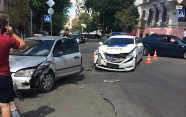 В Киеве патрульные копчики расколотили очередное авто | В Херсонской области полицейский стрелял в егеря в заповеднике