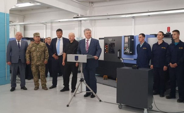 Петя-кровавый торжественно запустил украинское производство 152-мм артиллерийских снарядов