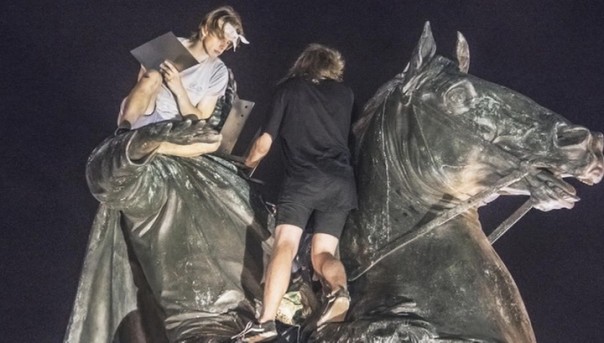 Вандалы, которые жарили шашлык на "Медном всаднике", задержаны