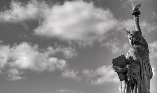 Крах гегемонии США: вслед за БРИКС от доллара откажутся 2/3 стран мира