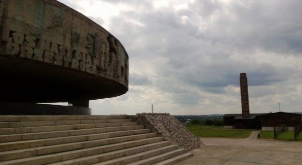 Пляски на костях. Израильские школьники обнажили ягодицы на месте лагеря смерти