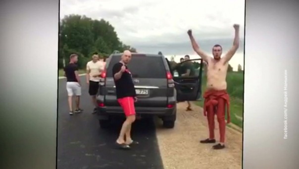 В Латвии националисты напали на участников автопробега за русские школы