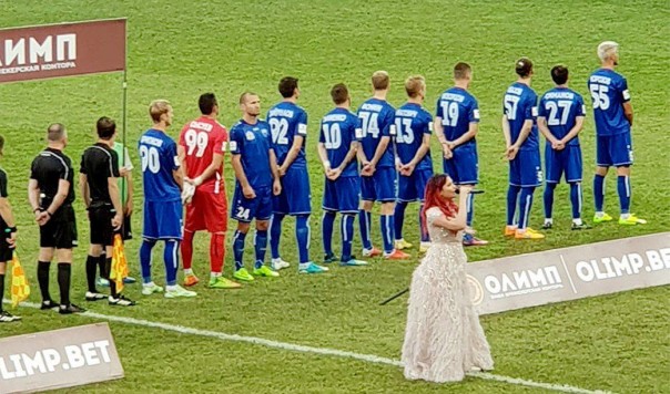 Украинский футболист ФК "Нижний Новгород" демонстративно отвернулся от флага РФ во время гимна