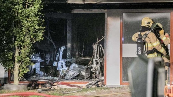 В Нидерландах автомобиль с газовыми баллонами целенаправленно протаранил ратушу