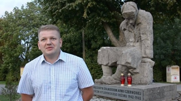 Жители польской деревни пытаются спасти советский памятник от декоммунизации