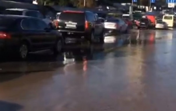 Хорошая новость для киевлян - дали горячую воду. Плохая новость - кипятком залиты улицы города