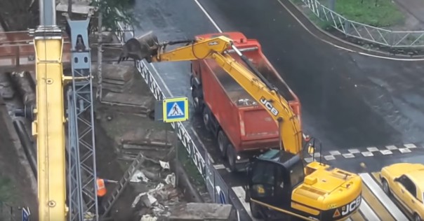 Пользователей Сети озадачил "копающий воздух" экскаватор в Ярославле