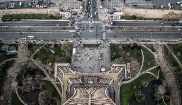 Неизвестный устроил поножовщину в пригороде Парижа: ИГИЛ взяло на себя ответственность за нападение