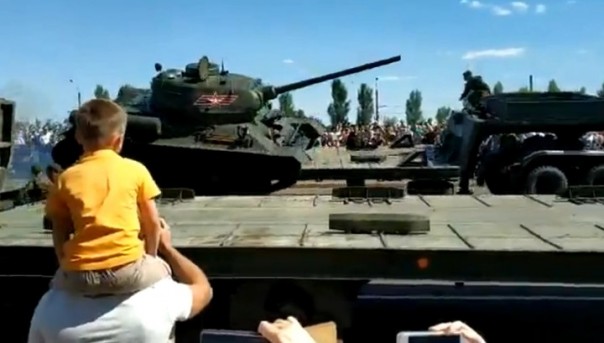 Легендарный Т-34 перевернулся после парада в Курске