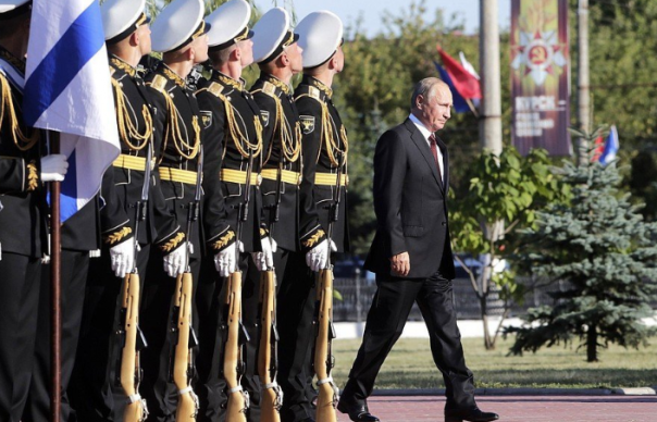 Путин возложил цветы к монументу погибшим морякам с подлодки "Курск"