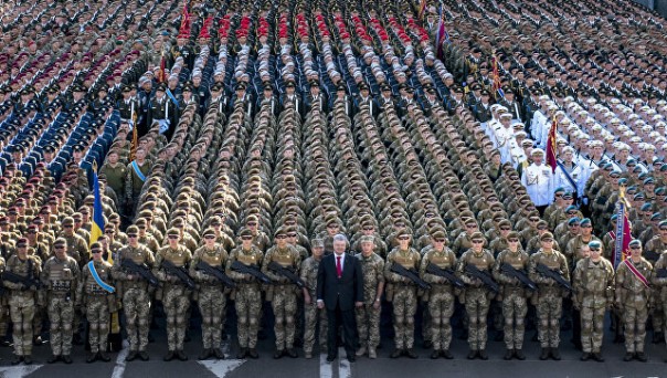 Порошенко открыл военный парад цитатой гимна ОУН*