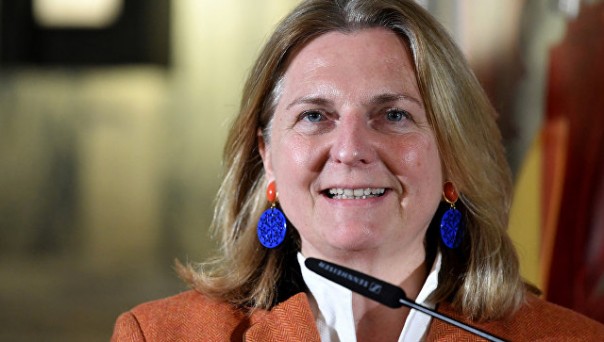 Глава МИД Австрии упала в обморок во время Европейского форума