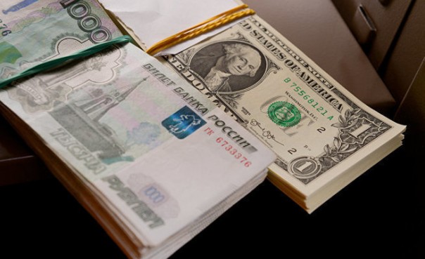 Владимир Путин хочет покончить с господством доллара. Tribune de Genève (Швейцария)