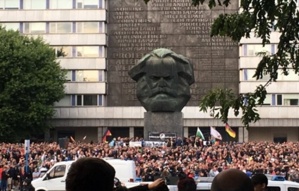 В беспорядках в Хемнице полиция заметила «приветствие Гитлера»