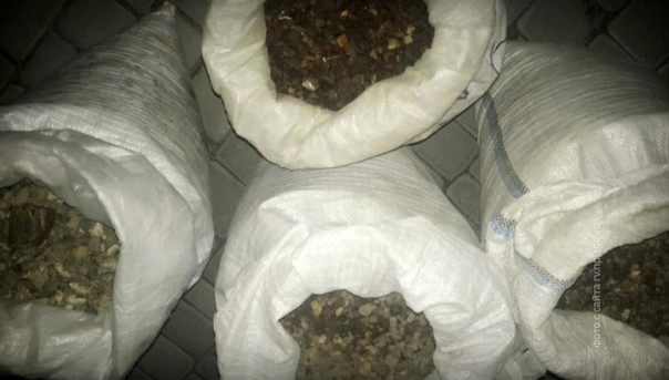 Нанесён очередной подлый удар хунты по экономике "Янтарной народной республики": изъяты 100 килограммов янтаря и карта раскопок