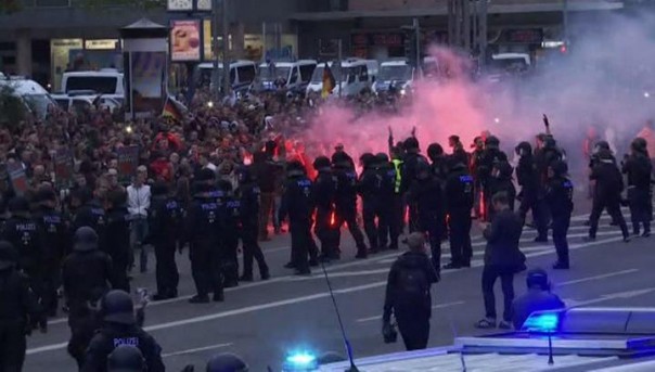 Беспорядки в Хемнице: полиция готовится к новым выступлениям ультраправых. Вслед за ультраправыми на улицы вышли антифашисты