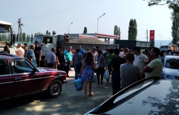 В Карпатах селяне блокируют дороги из-за ям и газа