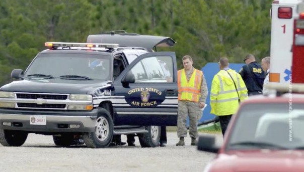 В США гражданский самолет упал на территорию базы ВВС США