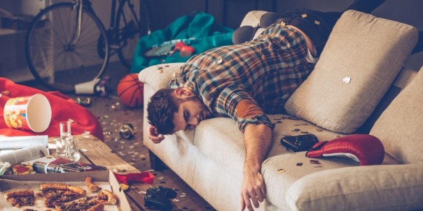 Московский писатель проснулся с пультом от телевизора в заднице после ночи с проституткой