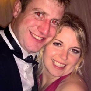 Парень сделал предложение своей избраннице с помощью коровы