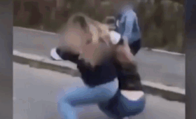 Мать выложила в Сеть видео, на котором девочки-подростки жестоко избили её дочь