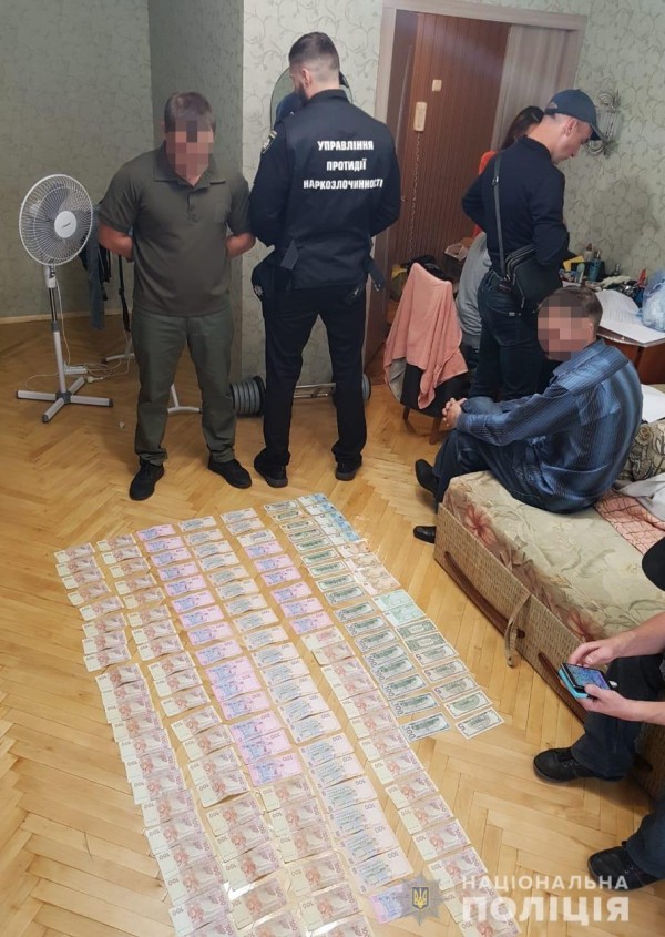 В Киеве сотрудник СИЗО продавал наркотики заключенным прямо на рабочем месте