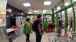 В Москве охранник "Пятёрочки" жестоко избил клиента, заподозрив его в краже