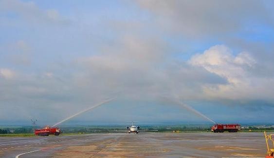 "Суперджет"  встал на крыло!  В Волгограде запустили водяную арку над первым самолетом из Ростова-на-Дону