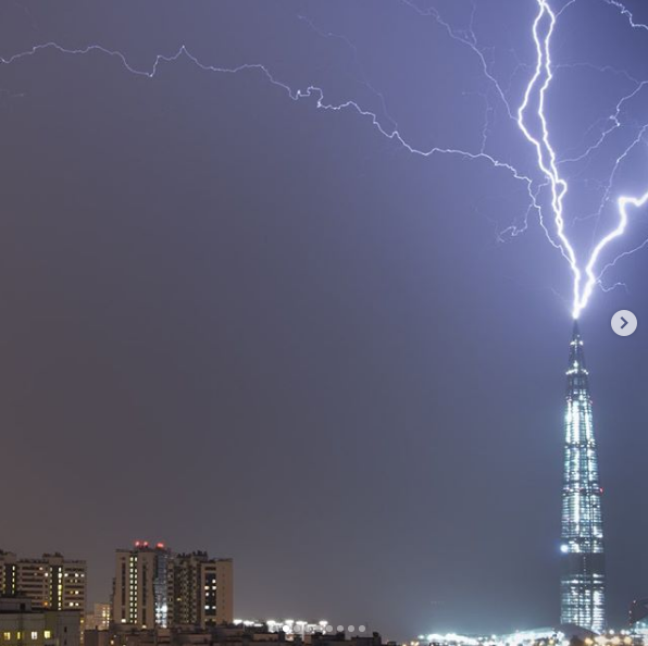 Удар молнии в самое высокое здание Европы поразил пользователей Сети