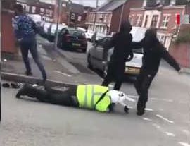 В Великобритании мигранты жестоко избили полицейского. 18+