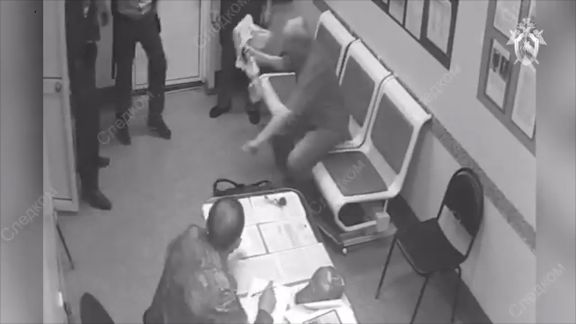 На вокзале в Кургане пьяный достал из рюкзака топор и набросился на полицейских