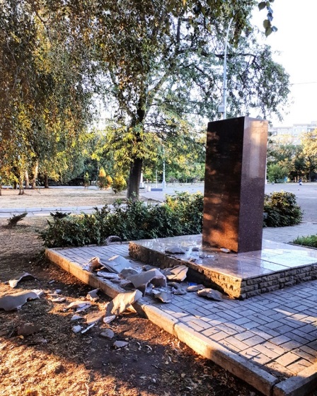 В Краматорске повалили памятник Леониду Быкову