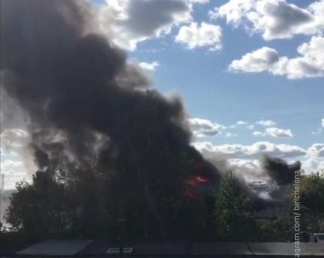 В подмосковном Совхозе имени Ленина горит ангар
