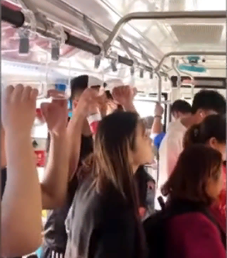 Невысокая девушка решила проблему высоких поручней в автобусе