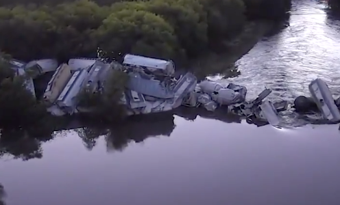 В США из-за обрушения железнодорожного моста в реку упали около 20 вагонов грузового поезда.