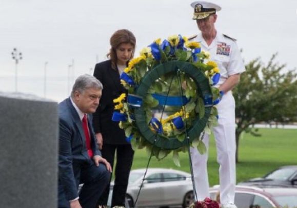 Порошенко встал на колени на могиле Маккейна | Порошенко в благодарность США за списанные катера назвал Украину восточным флангом НАТО