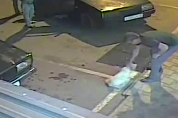 Пьяный неадекват жестоко избил пса у магазина, ждущего хозяина, и получил ответку