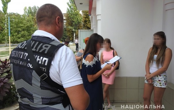 В Запорожье задержали 18-летнюю торговку людьми
