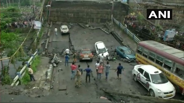 В Индии обрушился мост, есть жертвы