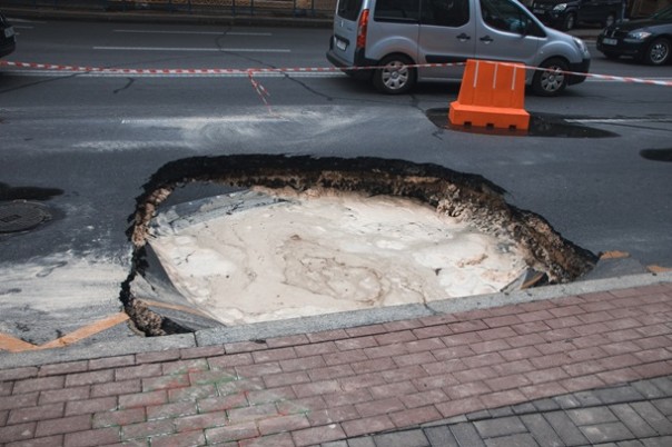 В центре Киева на проезжей части образовалась огромная яма