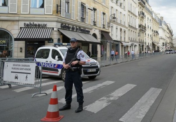 Неизвестный ранил ножом семь человек у кинотеатра в Париже