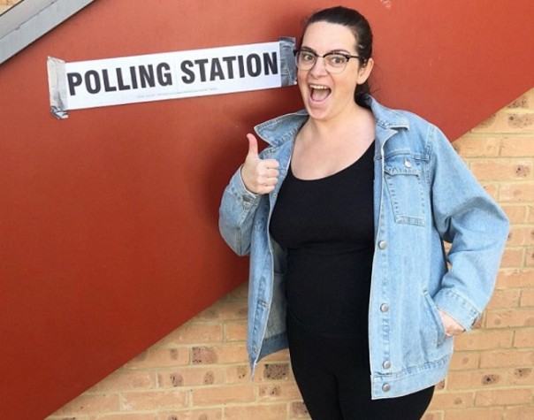 Беременная британка уселась на хама, не уступившего ей место