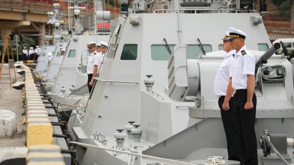 «А дали бы предупредительный выстрел - сдались бы всей Украиной»: Соцсети о маневре российского катера