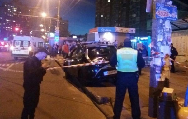 В Киеве такси въехало в остановку с людьми