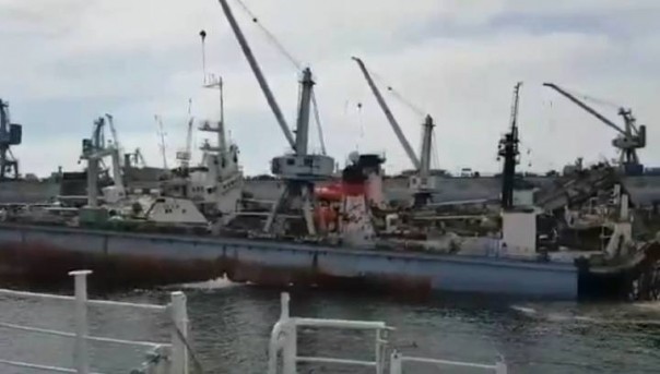 Рухнувший кран проломил плавучий док на судоремонтном заводе в Приморье