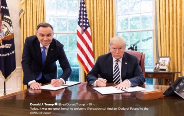 «Синдром холопа»: В соцсетях высмеяли фото президента Польши с Трампом