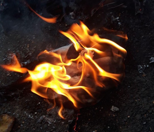 В вотчине Порошенко нацисты конфисковали из продажи, растоптали и сожгли футболки с Путиным