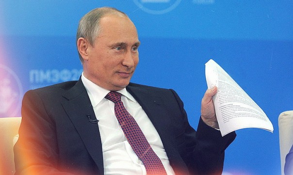 Путин во всех документах стал писать «на Украине»: Что это значит