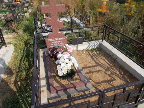 Памятники из цветного гранита