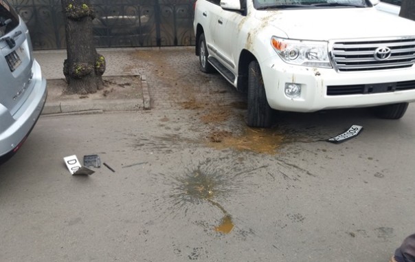 В Киеве кастрюлеголовые облили фекалиями авто российских дипломатов